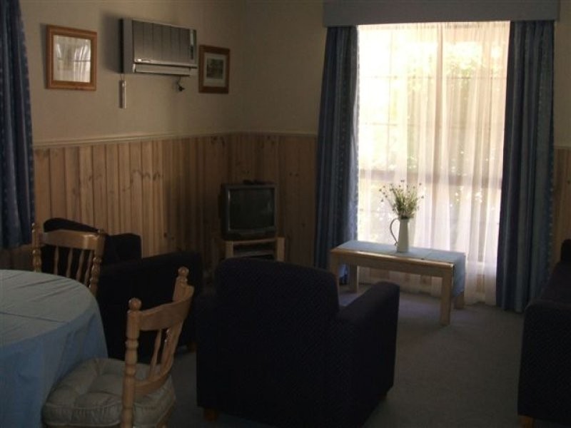 U1 and 2 Tudor Village, Racecourse Rd, Bright VIC 3741