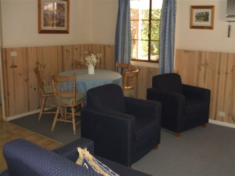 U1 and 2 Tudor Village, Racecourse Rd, Bright VIC 3741