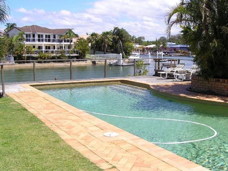 8 Mainsail St, Birkdale QLD 4159