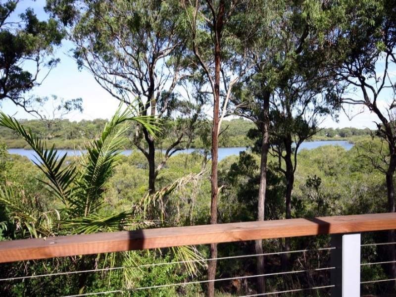 2 Waterside Dr, Macleay Island QLD 4184