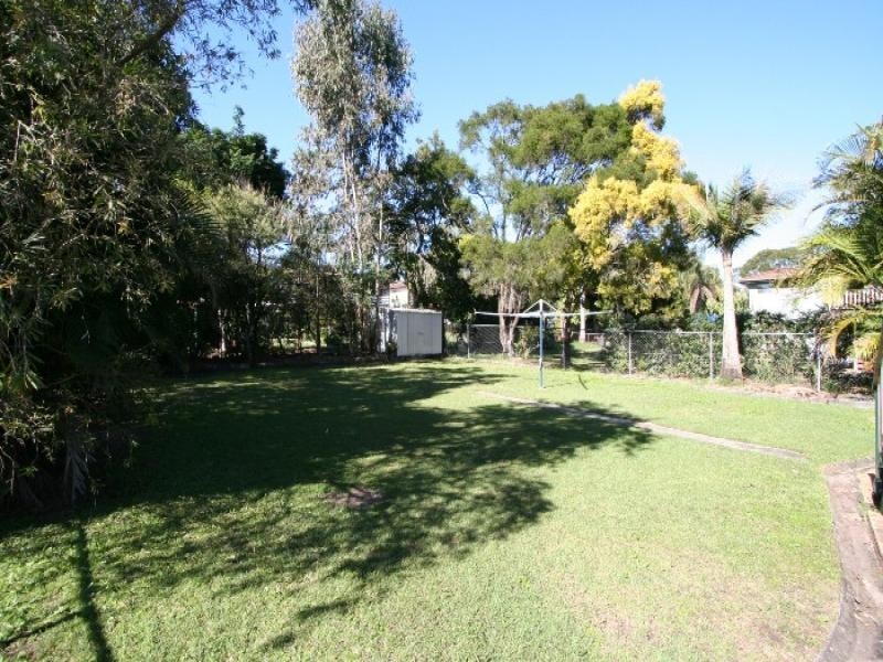 11 Loynes Street, Wynnum West QLD 4178