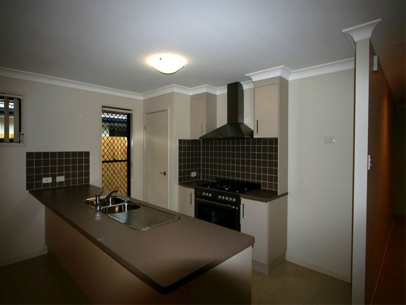 16 Rymera Crescent, Gumdale QLD 4154