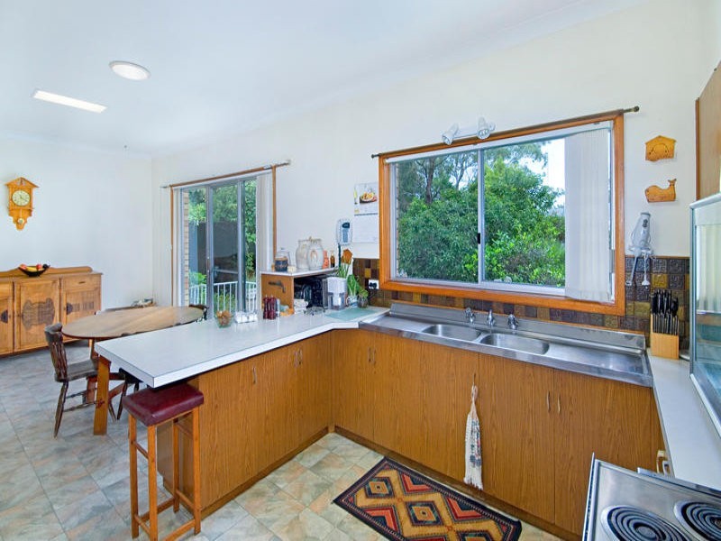 5 The Grove, Wyoming NSW 2250