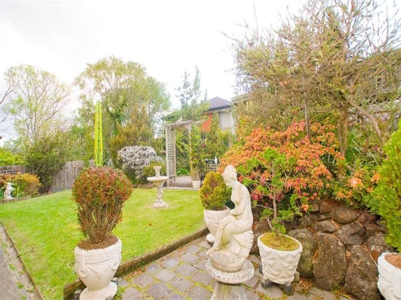 24 Avalon Grove, Ringwood North VIC 3134