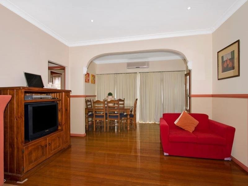 1 Garland Ave, Killarney Vale NSW 2261