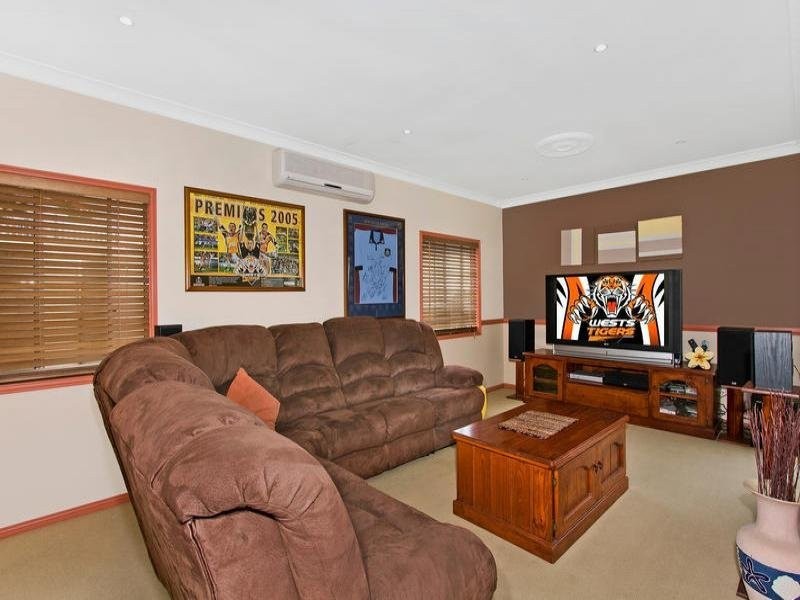 1 Garland Ave, Killarney Vale NSW 2261