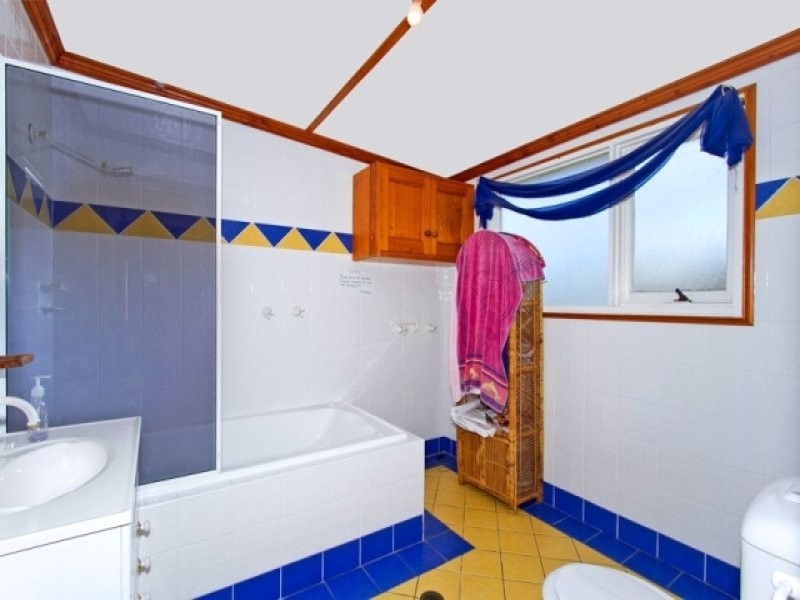 8 Cornish Avenue, Killarney Vale NSW 2261