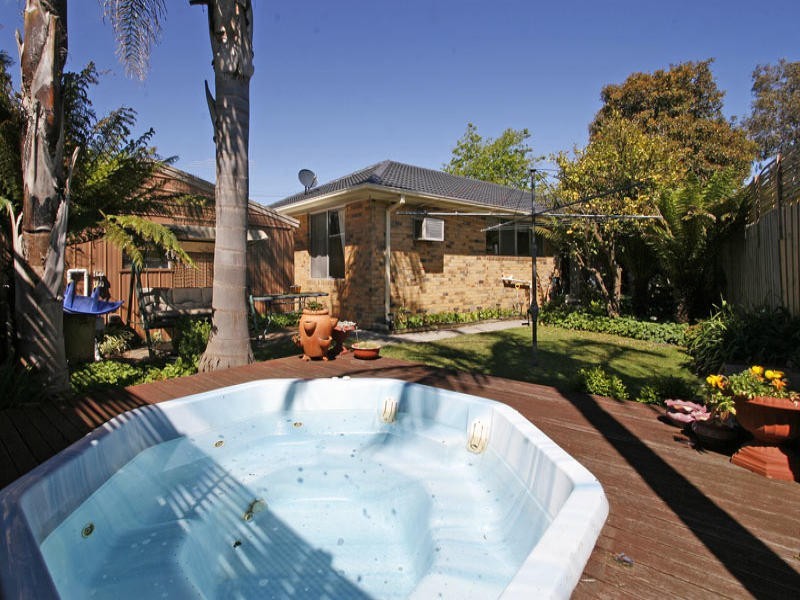 8 Wolsley Avenue, Frankston VIC 3199