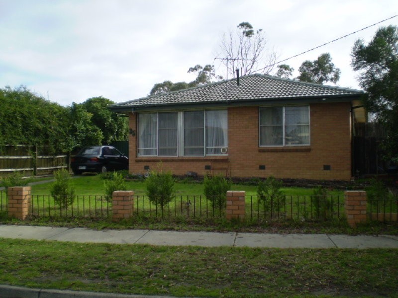 35 BOUVARDIA CRESCENT, Frankston North VIC 3200