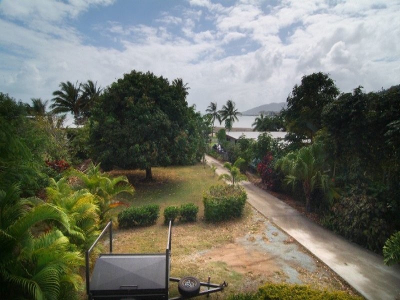 30a Coral Esplanade, Cannonvale QLD 4802