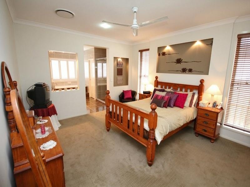 15 Azienda Place, Bridgeman Downs QLD 4035