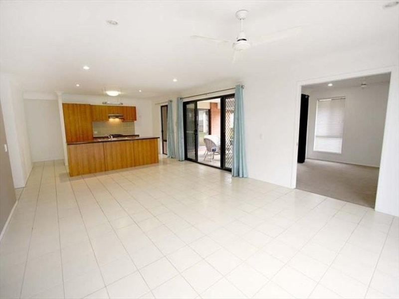 7 Waratah Court, Kallangur QLD 4503