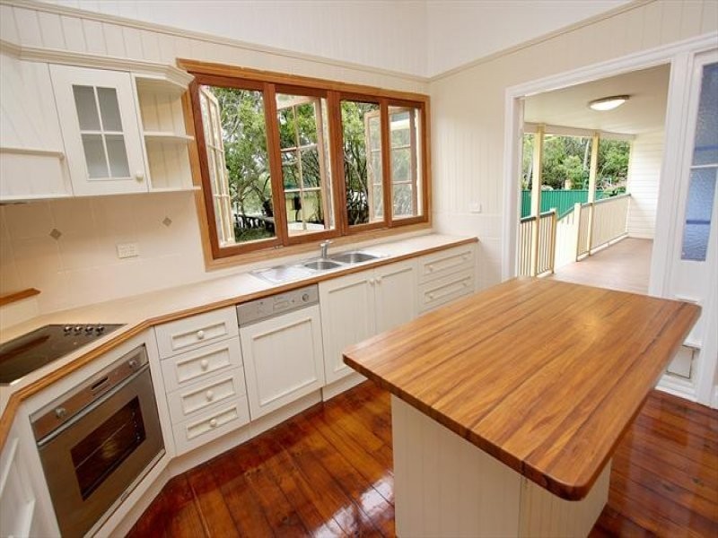 32 Wharf Street, Shorncliffe QLD 4017