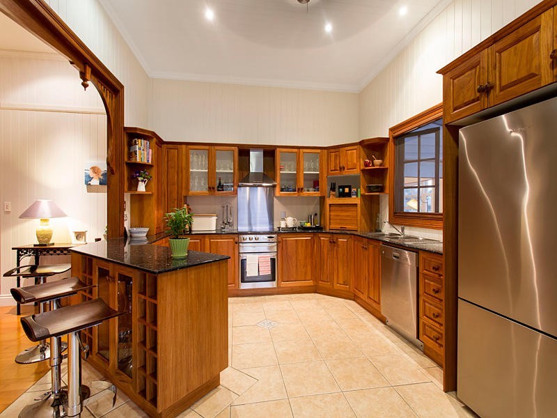 21 Robinson Street, Shorncliffe QLD 4017