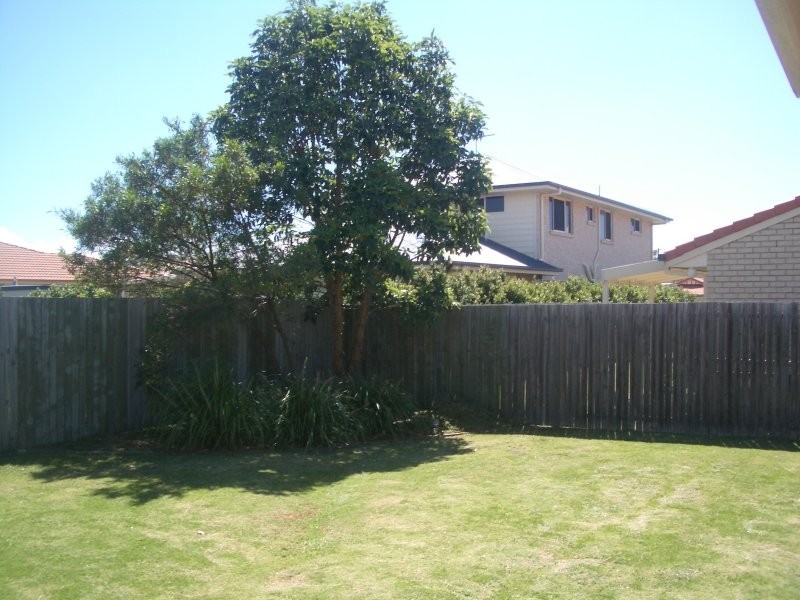 4 David Close, Scarborough QLD 4020