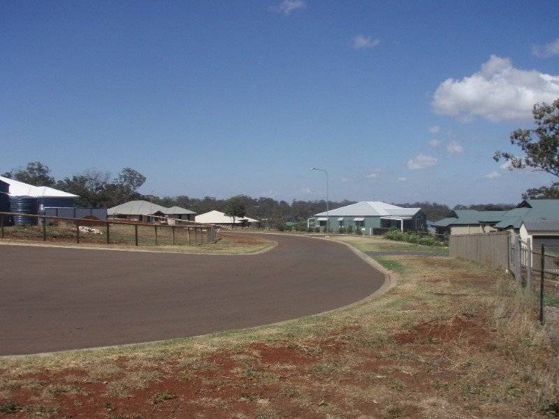 8 Oakdale Place, Highfields QLD 4352