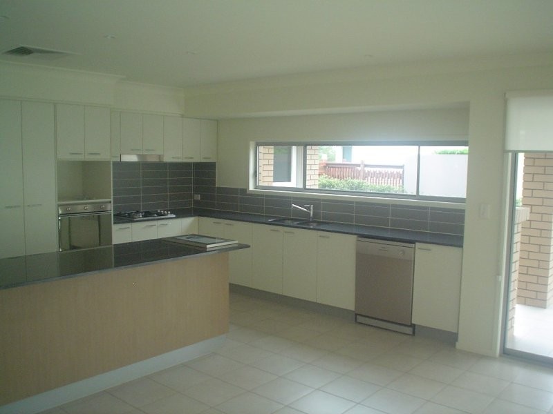 8 Sanctuary Way, Moggill QLD 4070