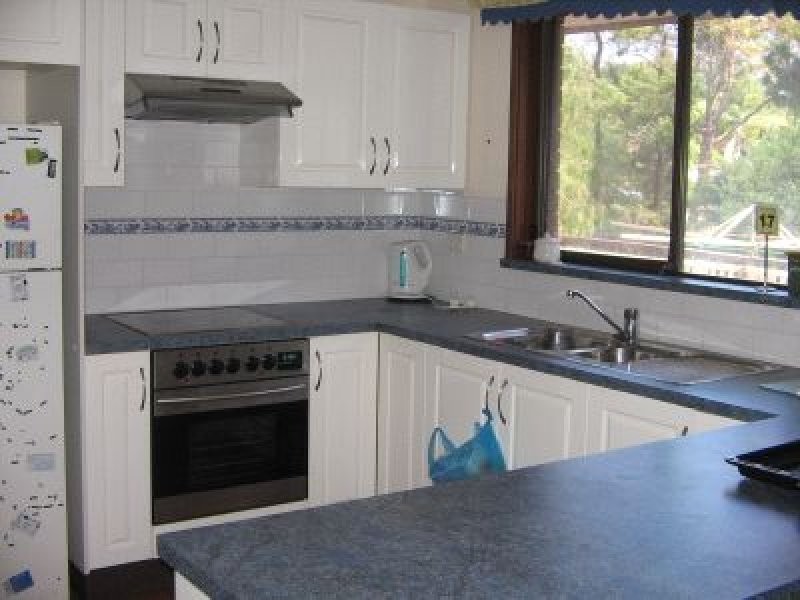 15 Yeovil Drive, Bomaderry NSW 2541