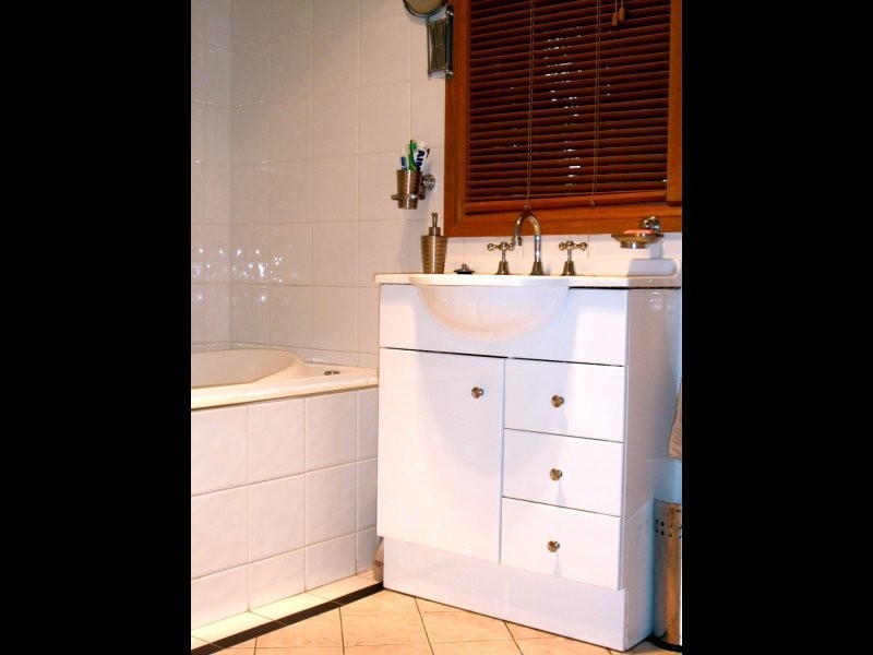 11 Sampson Crescent, Bomaderry NSW 2541