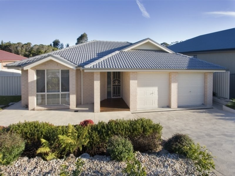 17 Emerald Drive, Meroo Meadow NSW 2540