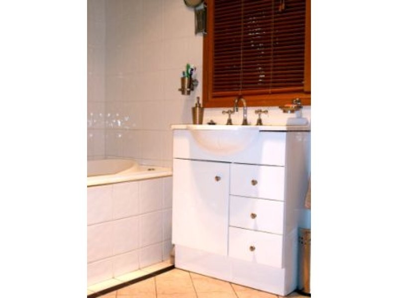 11 Sampson Crescent, Bomaderry NSW 2541