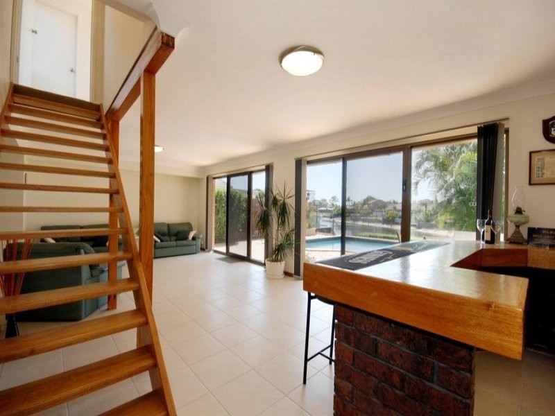 1 Alma Street, Broadbeach Waters QLD 4218