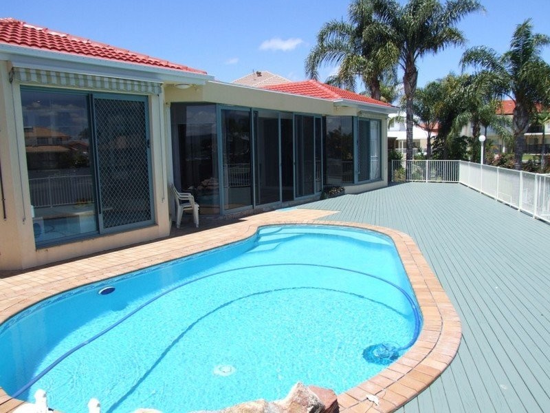 6 Crestmore Court, Mermaid Waters QLD 4218