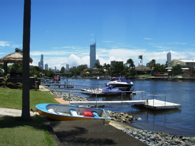 5 Sheridan Park Avenue, Broadbeach Waters QLD 4218