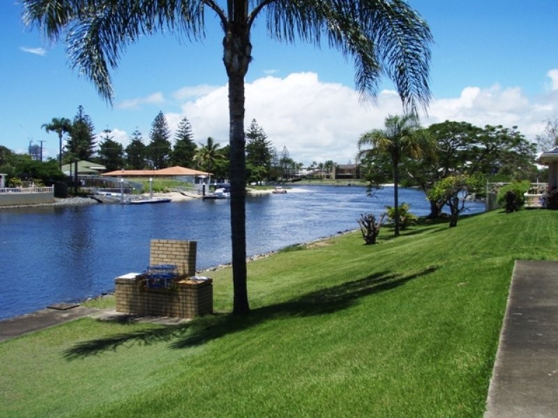 5 Sheridan Park Avenue, Broadbeach Waters QLD 4218