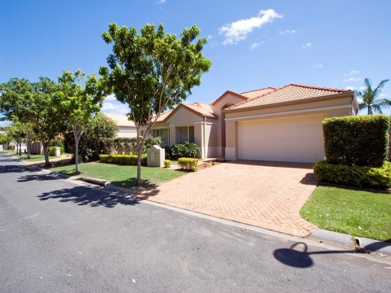 8 Stingray Crescent, Burleigh Waters QLD 4220