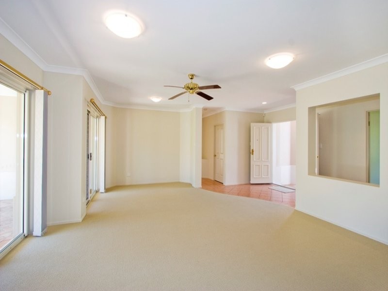 8 Stingray Crescent, Burleigh Waters QLD 4220