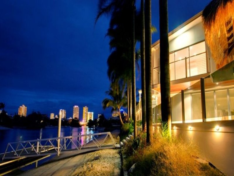 15 Crest View Key, Broadbeach Waters QLD 4218
