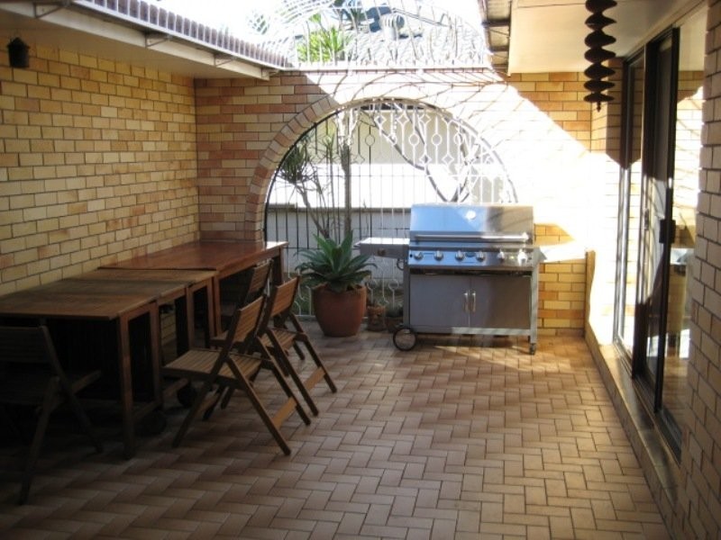 8 Alvarado, Broadbeach Waters QLD 4218