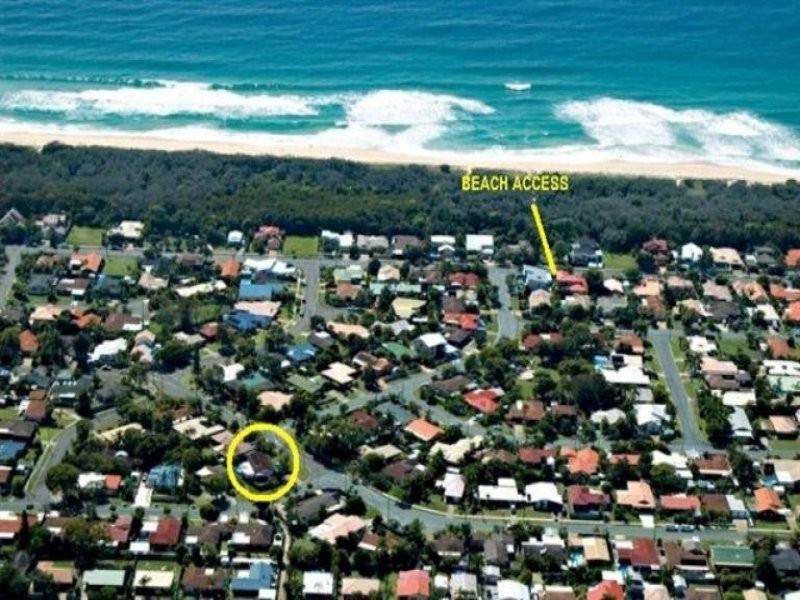 18 Ilaroo Crescent, Warana QLD 4575