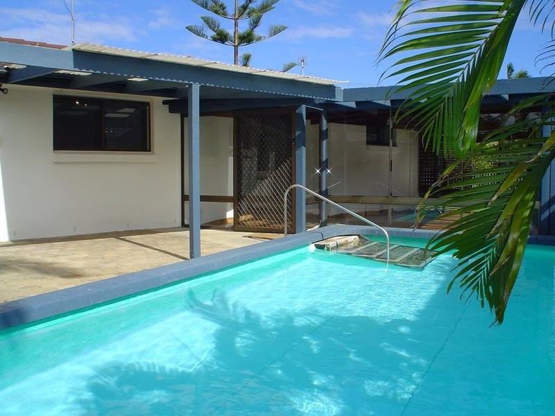 18 Ilaroo Crescent, Warana QLD 4575