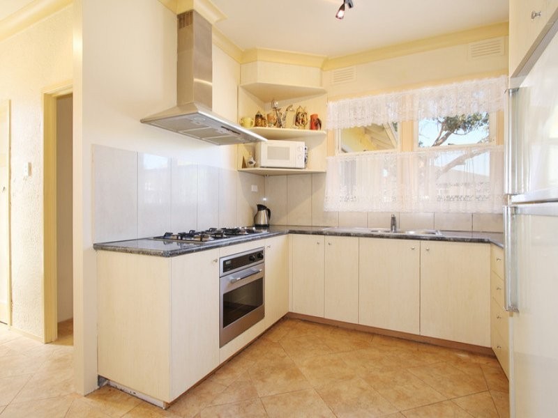 18 Brine Street, Hughesdale VIC 3166