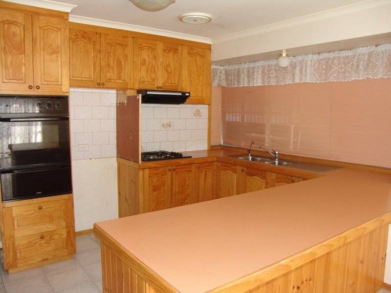 8 St Lawrence Close, Werribee VIC 3030
