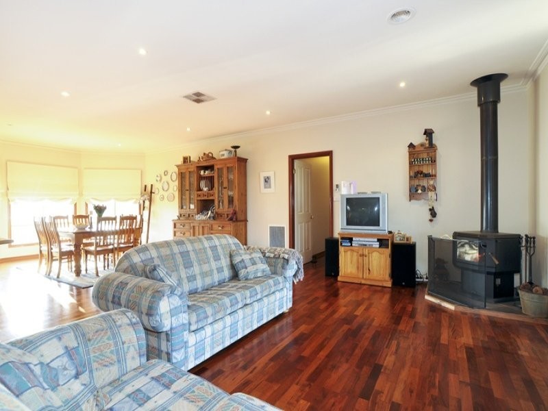 1 Redgum Drive, Melton South VIC 3338