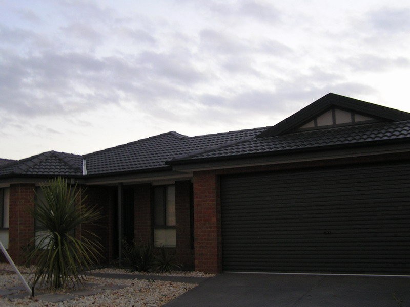 42 Macadamia Grove, Werribee VIC 3030