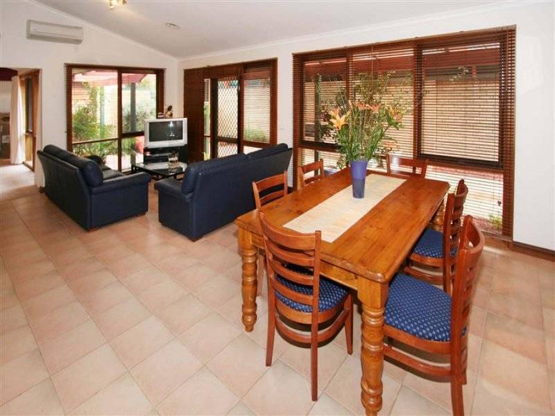 8 Rodmar Close, Hillside VIC 3037