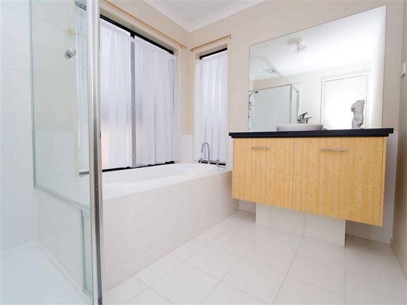 8 Gisborne Way, Caroline Springs VIC 3023