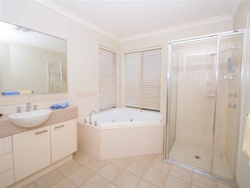 16 Rowlandson Way, Taylors Lakes VIC 3038