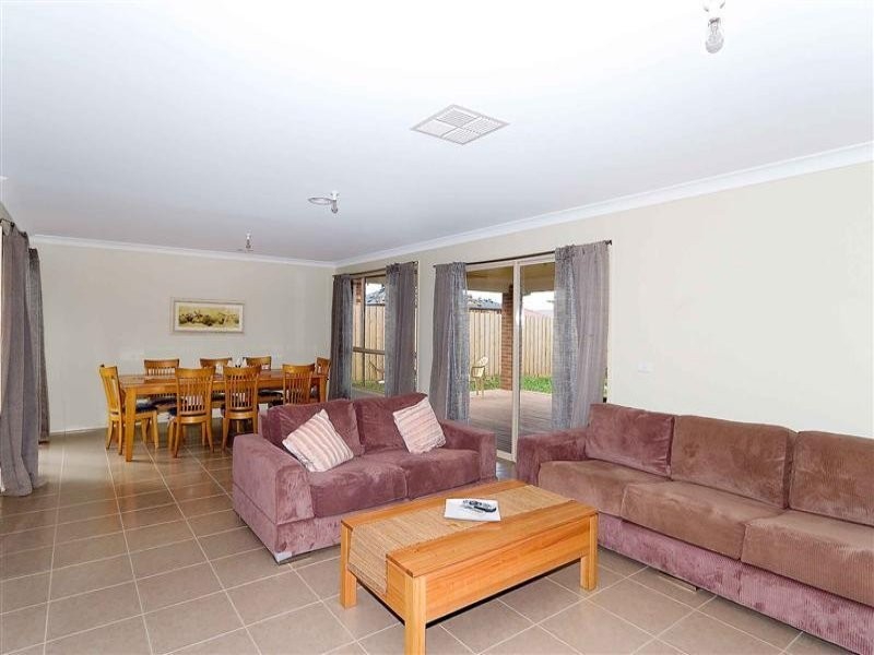 10 Cremorne Grove, Taylors Hill VIC 3037