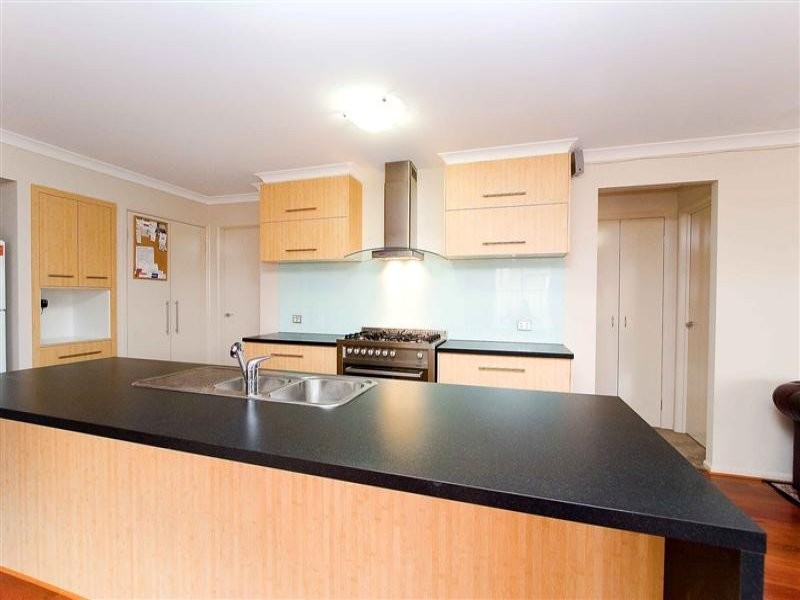 8 Gisborne Way, Caroline Springs VIC 3023