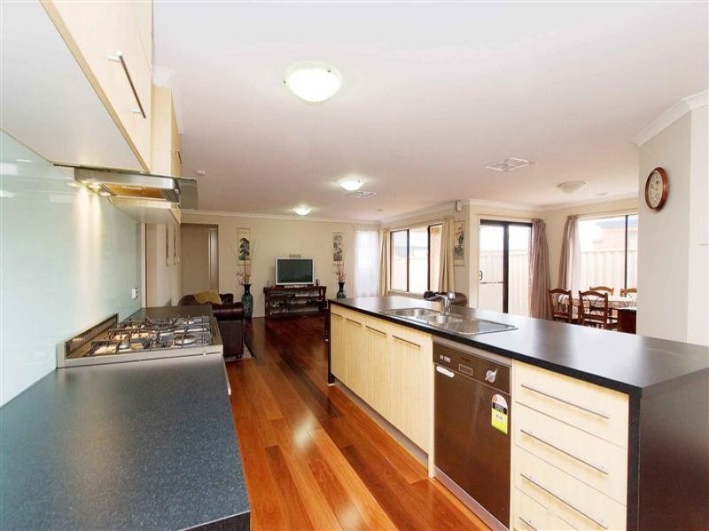 8 Gisborne Way, Caroline Springs VIC 3023