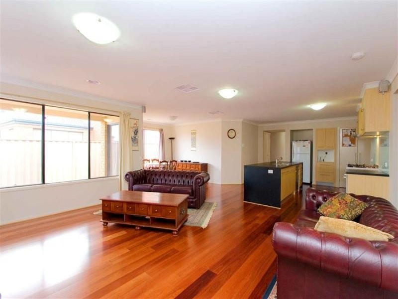 8 Gisborne Way, Caroline Springs VIC 3023