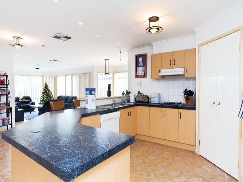 24 Graman Way, Taylors Hill VIC 3037