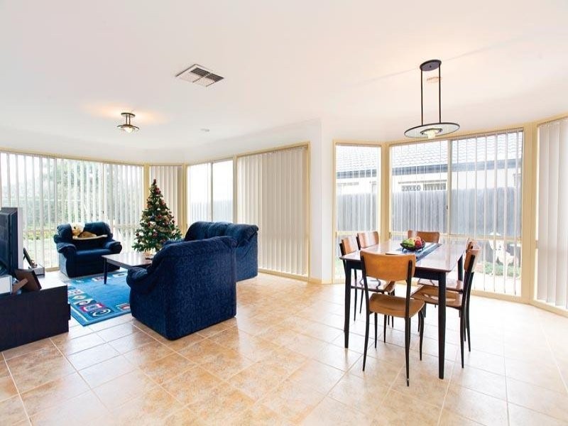 24 Graman Way, Taylors Hill VIC 3037