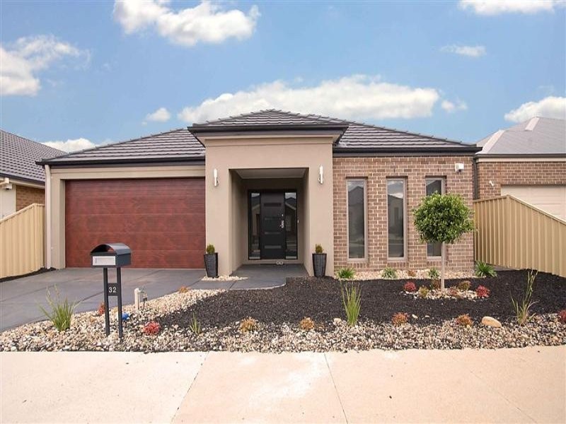 32 The Avenue, Caroline Springs VIC 3023