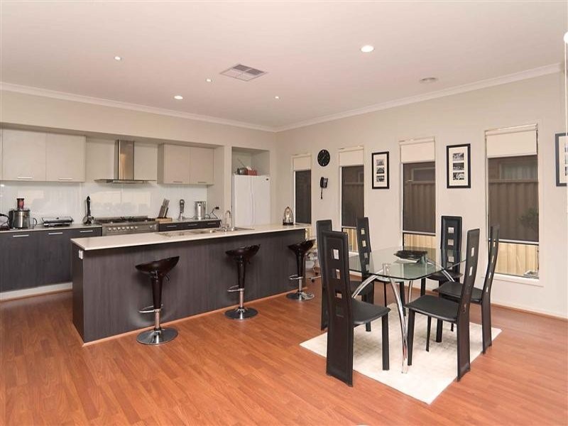 32 The Avenue, Caroline Springs VIC 3023